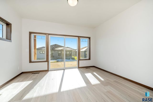 2413 E Tinley St Street, Brandon, SD 57005