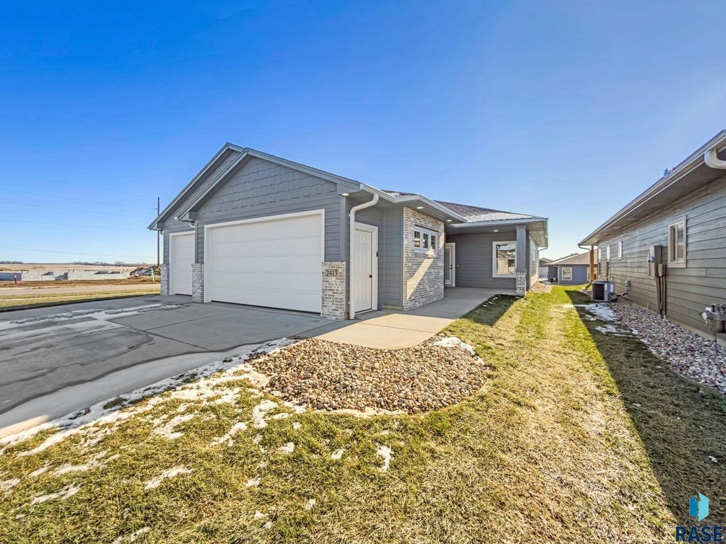2413 E Tinley St Street, Brandon, SD 57005