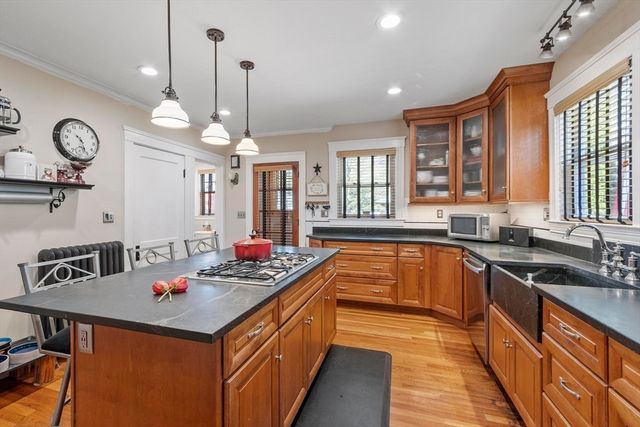 78 Chestnut St, Haverhill, MA 01830