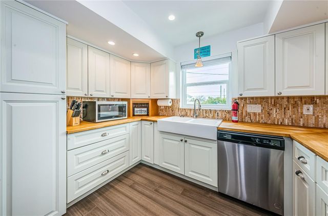 8432 W GULF BOULEVARD Jellyfish, Treasure Island, FL 33706