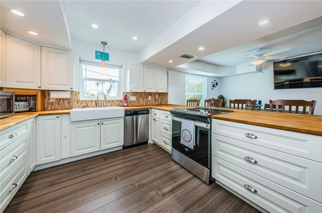 8432 W GULF BOULEVARD Jellyfish, Treasure Island, FL 33706