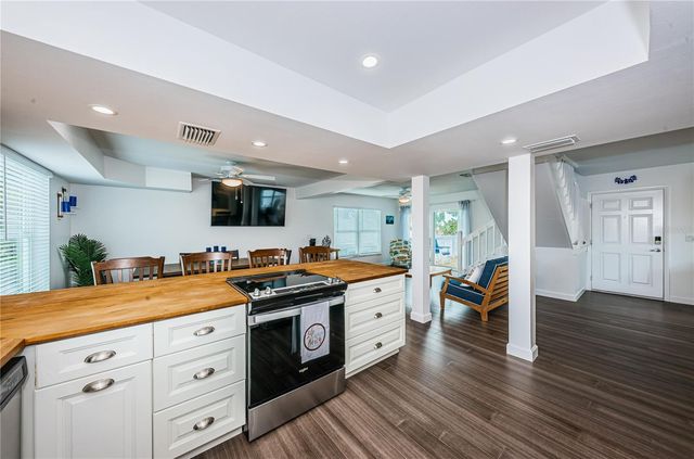 8432 W GULF BOULEVARD Jellyfish, Treasure Island, FL 33706
