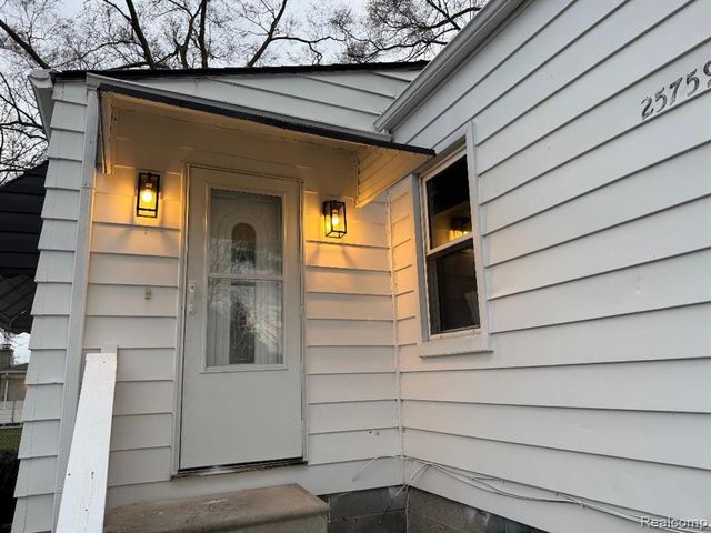 25759 Groveland Street, Roseville, MI 48066