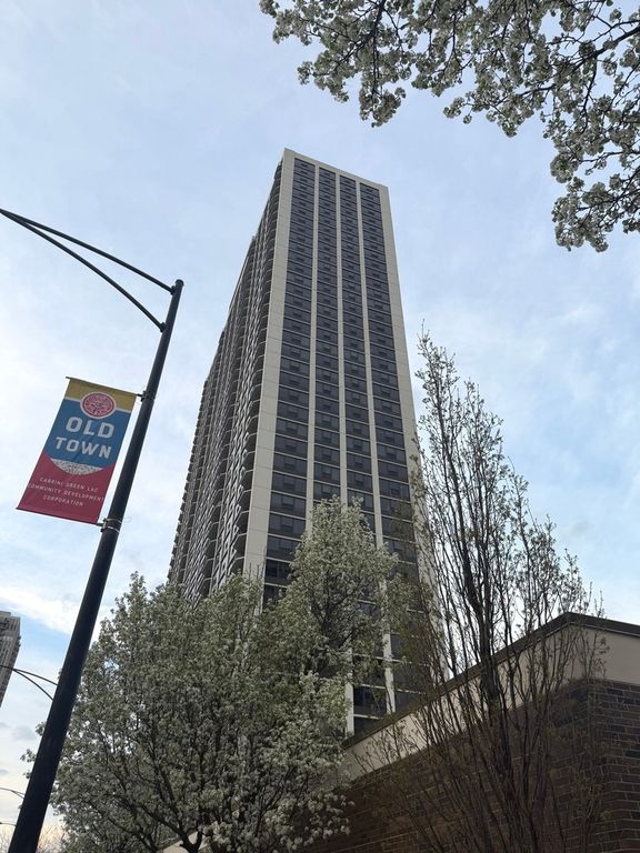 1560 N Sandburg Terrace 3709, Chicago, IL 60610