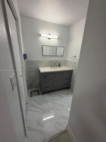 331 Lakeview Drive 101, Weston, FL 33326