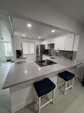 331 Lakeview Drive 101, Weston, FL 33326