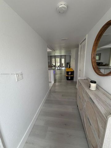 331 Lakeview Drive 101, Weston, FL 33326