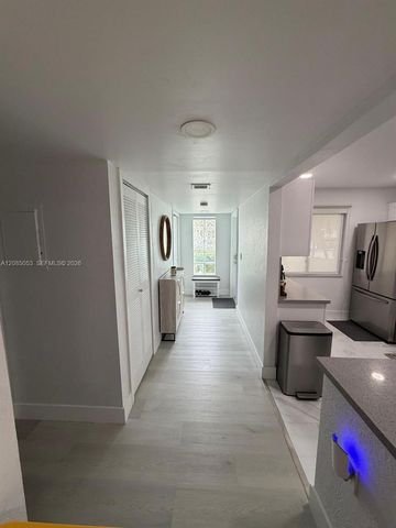 331 Lakeview Drive 101, Weston, FL 33326