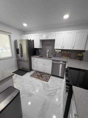 331 Lakeview Drive 101, Weston, FL 33326