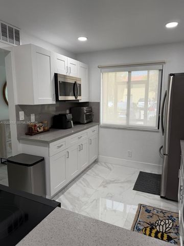 331 Lakeview Drive 101, Weston, FL 33326