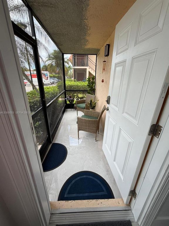 331 Lakeview Drive 101, Weston, FL 33326