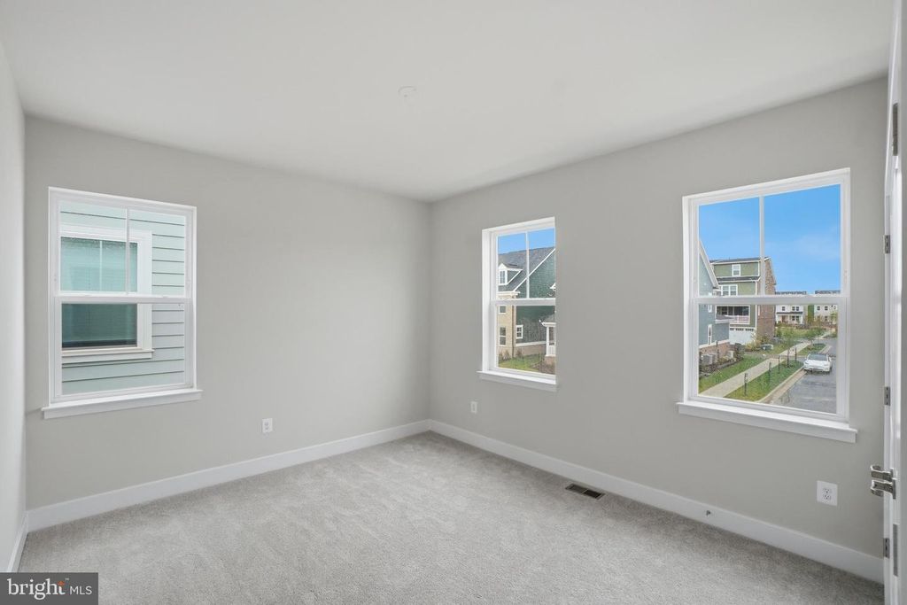 Image 12 of property listing at 6613 GREENLEIGH AVE, Middle River, MD 21220