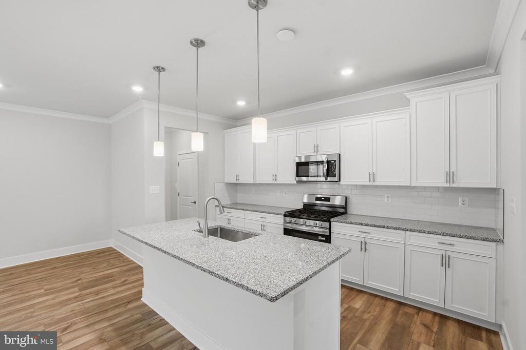 Image 3 of property listing at 6613 GREENLEIGH AVE, Middle River, MD 21220