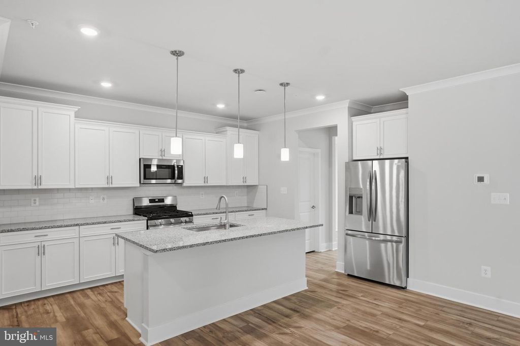 Image 4 of property listing at 6613 GREENLEIGH AVE, Middle River, MD 21220
