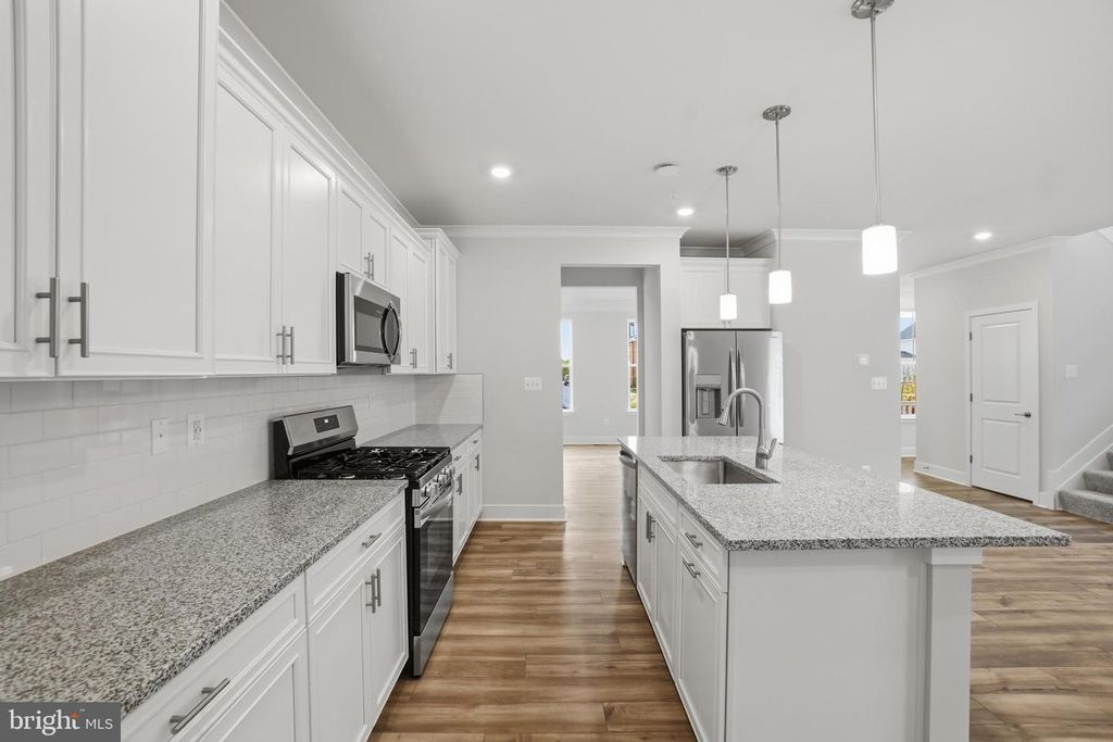 Image 5 of property listing at 6613 GREENLEIGH AVE, Middle River, MD 21220