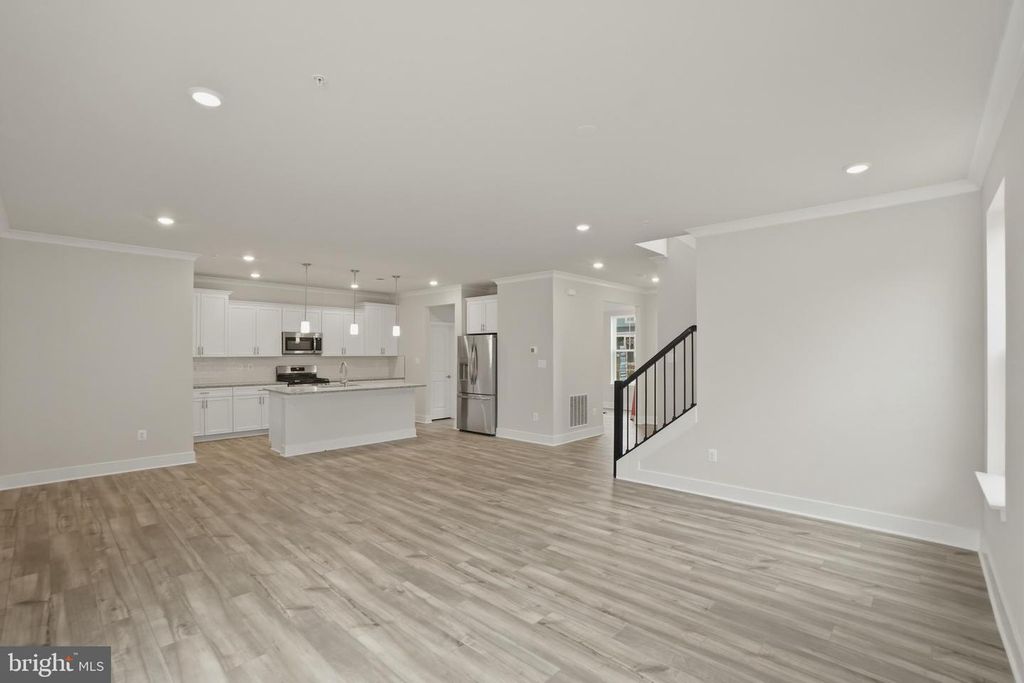 Image 7 of property listing at 6613 GREENLEIGH AVE, Middle River, MD 21220