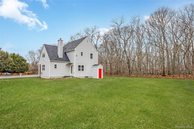 24 Buckskin Lane, Riverhead, NY 11901