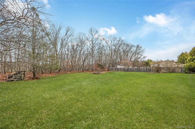 24 Buckskin Lane, Riverhead, NY 11901