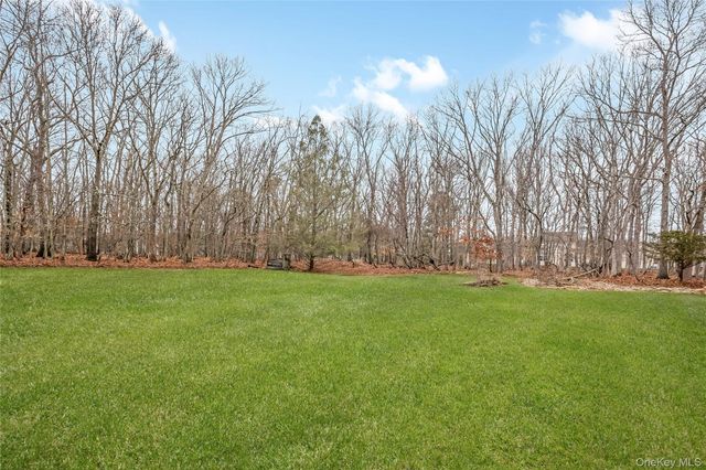 24 Buckskin Lane, Riverhead, NY 11901