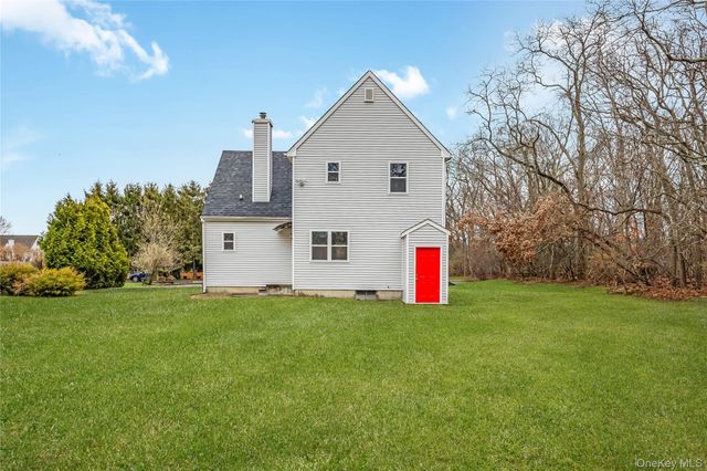 24 Buckskin Lane, Riverhead, NY 11901