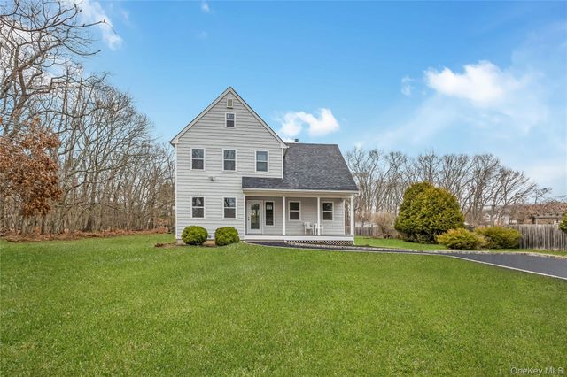 24 Buckskin Lane, Riverhead, NY 11901