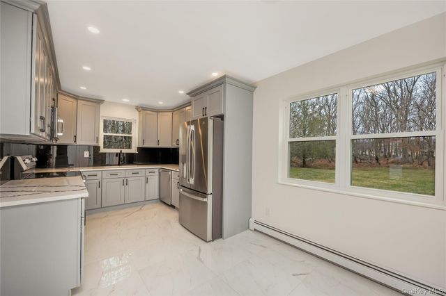 24 Buckskin Lane, Riverhead, NY 11901