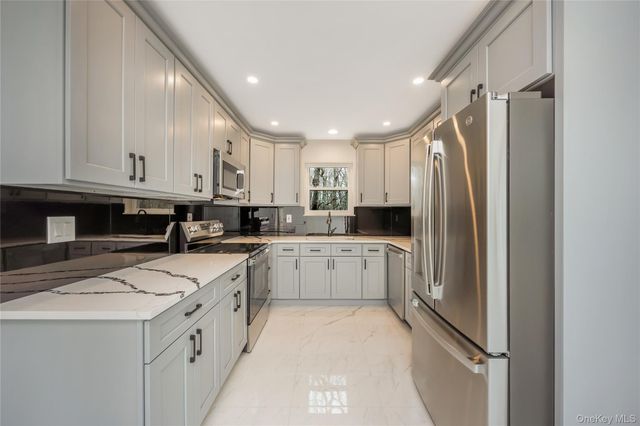 24 Buckskin Lane, Riverhead, NY 11901