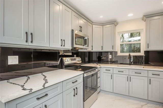 24 Buckskin Lane, Riverhead, NY 11901