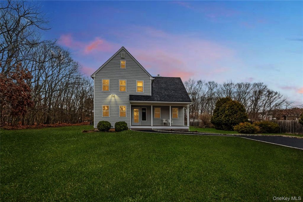 24 Buckskin Lane, Riverhead, NY 11901
