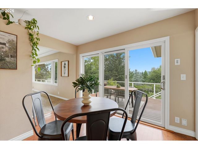 6331 Sw BRUGGER St, Portland, OR 97219
