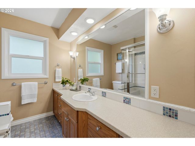 6331 Sw BRUGGER St, Portland, OR 97219
