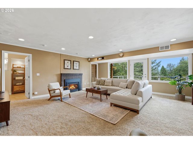 6331 Sw BRUGGER St, Portland, OR 97219