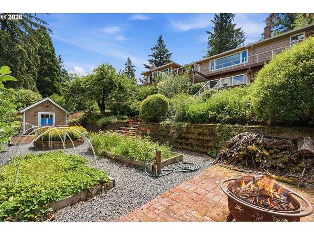 6331 Sw BRUGGER St, Portland, OR 97219