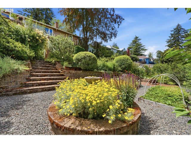 6331 Sw BRUGGER St, Portland, OR 97219