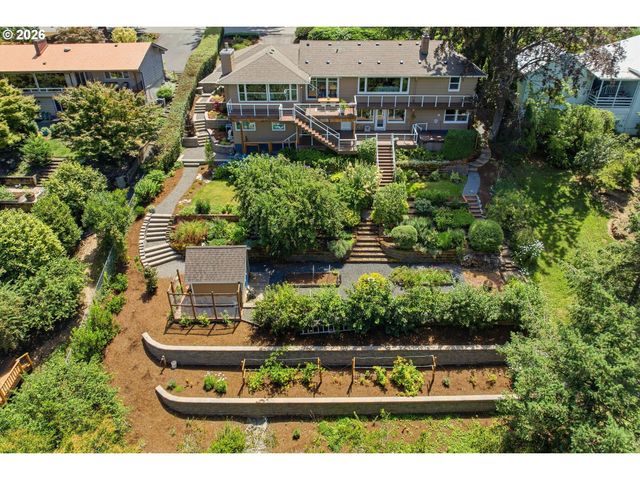 6331 Sw BRUGGER St, Portland, OR 97219