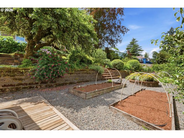 6331 Sw BRUGGER St, Portland, OR 97219