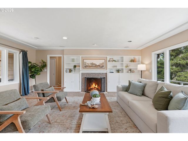 6331 Sw BRUGGER St, Portland, OR 97219