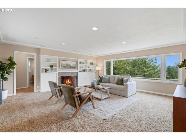 6331 Sw BRUGGER St, Portland, OR 97219