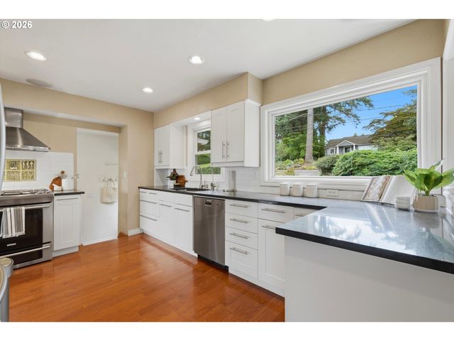 6331 Sw BRUGGER St, Portland, OR 97219