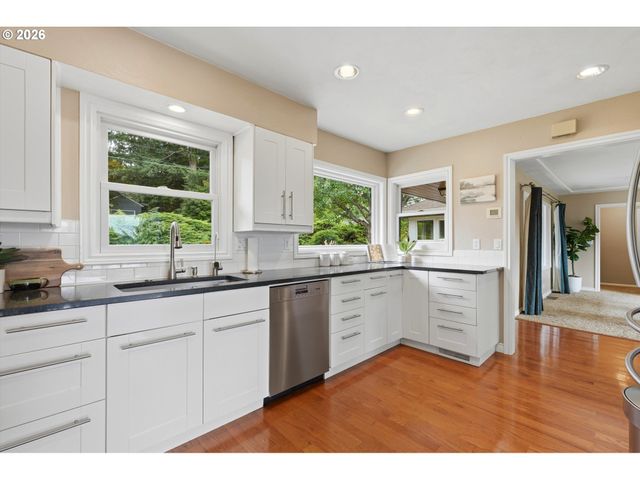 6331 Sw BRUGGER St, Portland, OR 97219