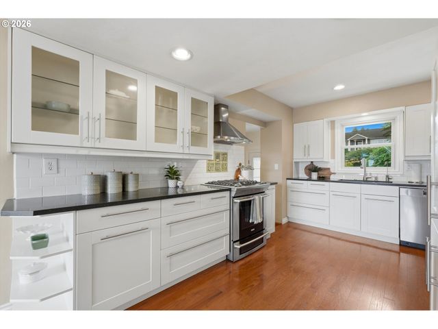 6331 Sw BRUGGER St, Portland, OR 97219