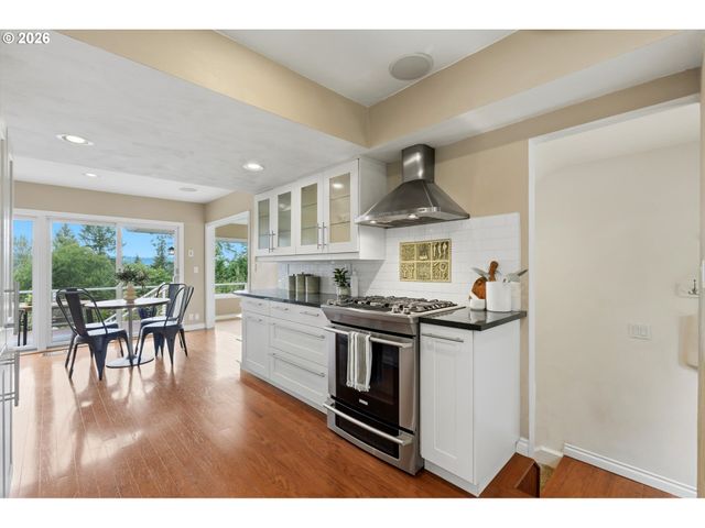 6331 Sw BRUGGER St, Portland, OR 97219