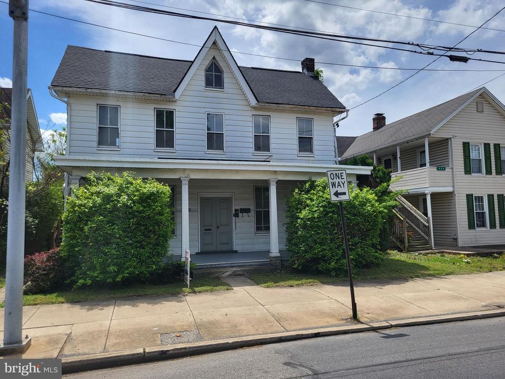 446 E QUEEN ST, Chambersburg, PA 17201