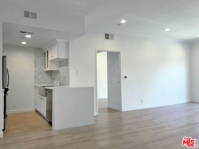 301 S SWALL Drive 202, Los Angeles, CA 90048