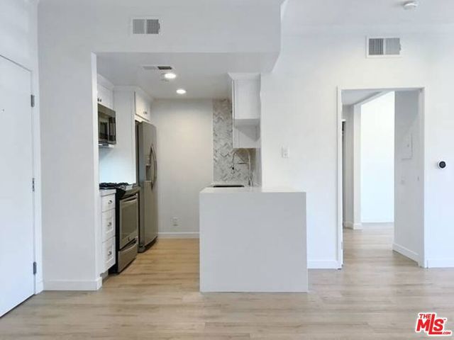 301 S SWALL Drive 202, Los Angeles, CA 90048