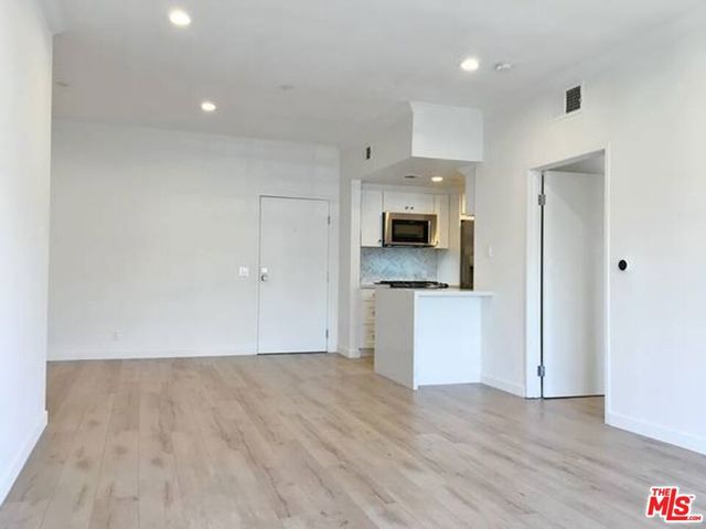 301 S SWALL Drive 202, Los Angeles, CA 90048