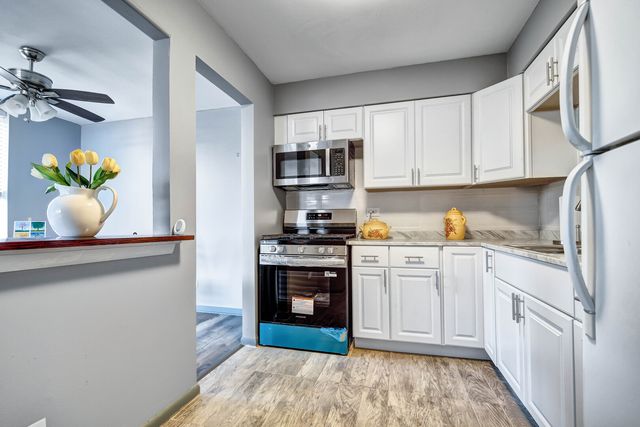 9740 S Pulaski Road 306, Oak Lawn, IL 60453