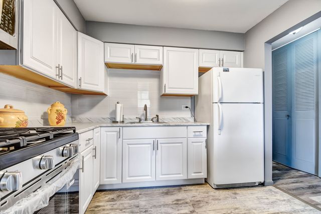 9740 S Pulaski Road 306, Oak Lawn, IL 60453