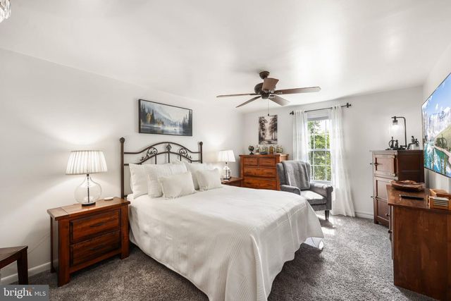 5570 SAINT CHARLES DR, Woodbridge, VA 22193