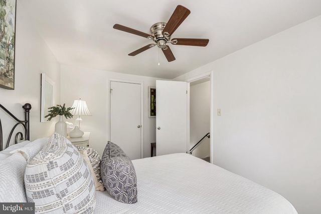 5570 SAINT CHARLES DR, Woodbridge, VA 22193